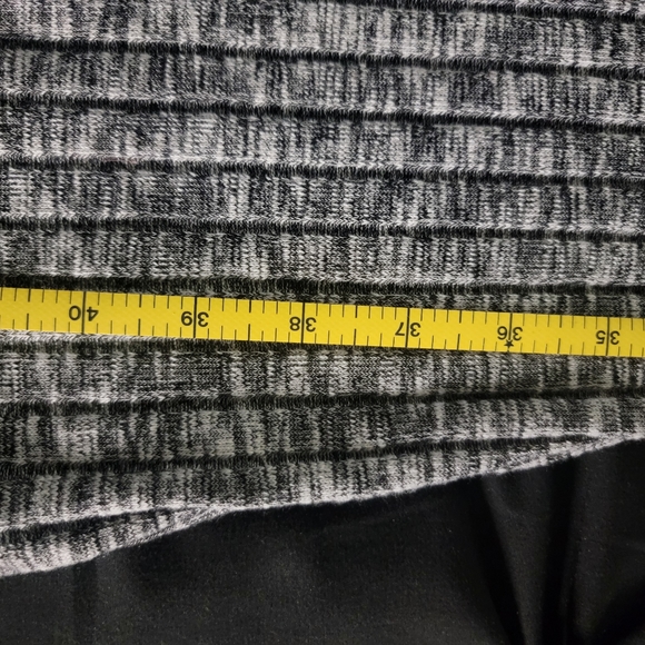 Kosmios Gray Two piece knit set w/lil flare legs.  Top has suits on both side - Picture 7 of 11